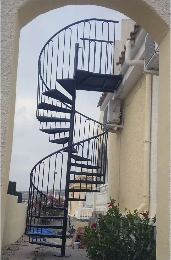 Escalera helicoidal exterior de acero negro