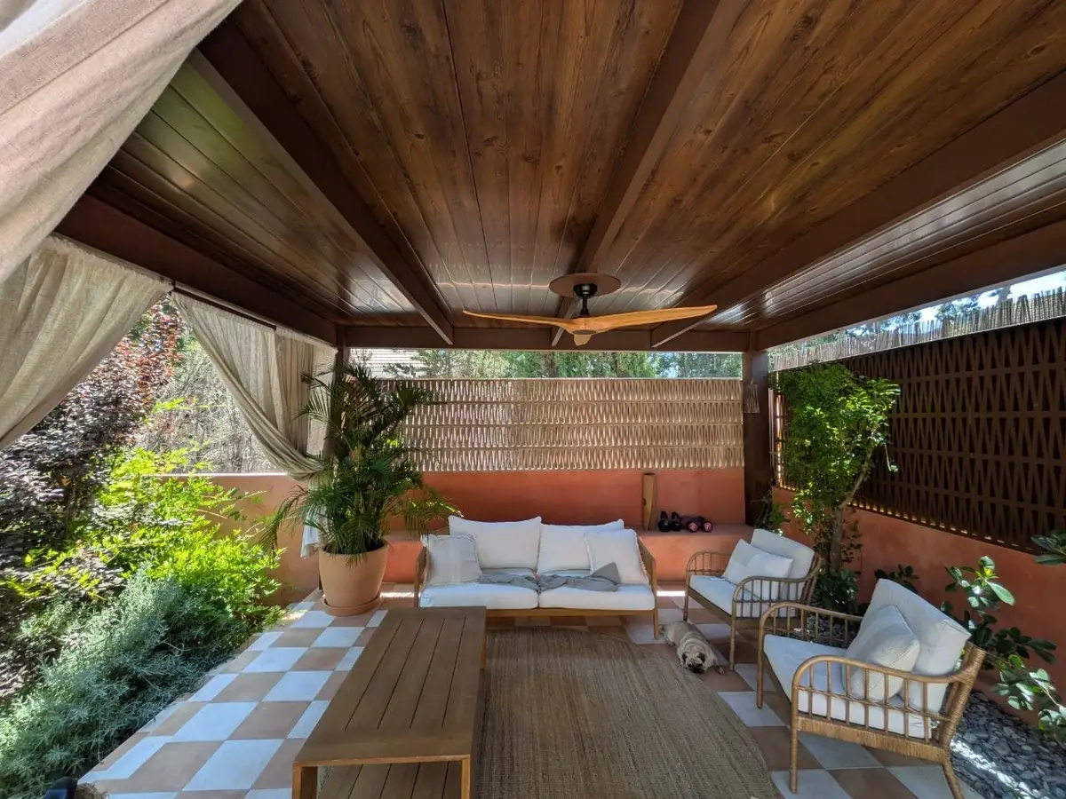 Pérgola de acero a medida con techo de madera en una terraza de Murcia